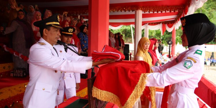 Penyerahan Bendera Merah Putih oleh Bupati Aceh Selatan kepada Pembawa Baki, Foto : Purna Paskibraka Indonesia (PPI) Aceh  Selatan