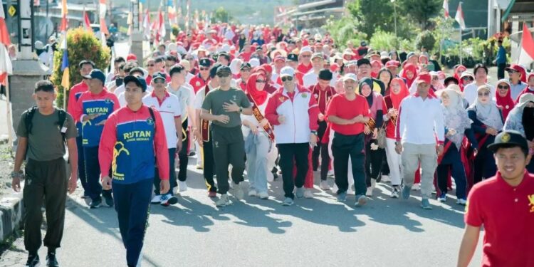 Pj. Bupati Bener Meriah ikuti jalan santai dalam rangka memperingati HUT RI ke-78. Foto : Prokopim Bener Meriah