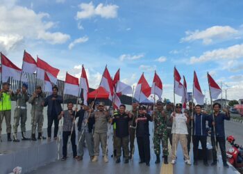 Pemasangan Bendera Merah Putih oleh Forkopimcam, Satpol PP & Aparatur Desa BAle Atu Bener Meriah Foto : Humas Camat Bukit