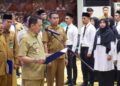 Pj Gubernur Aceh, Achmad Marzuki, saat melakukan pengambilan sumpah jabatan dan pelantikan pada acara penyerahan 3.247 SK PNS Jabatan Fungsional PPPK Jabatan Fungsional Guru dan PPPK Tenaga Teknis Pemerintah Aceh, di Anjong Mon Mata, Banda Aceh, Selasa 29/8/2023). Photo : Humas Pemerintah Aceh