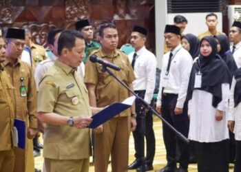 Pj Gubernur Aceh, Achmad Marzuki, saat melakukan pengambilan sumpah jabatan dan pelantikan pada acara penyerahan 3.247 SK PNS Jabatan Fungsional PPPK Jabatan Fungsional Guru dan PPPK Tenaga Teknis Pemerintah Aceh, di Anjong Mon Mata, Banda Aceh, Selasa 29/8/2023). Photo : Humas Pemerintah Aceh