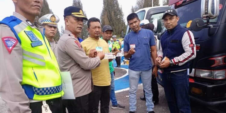 Kabag Ops Polres Bener Meriah, Kompol Syabirin bersama Ketua Organda Bener Meriah Azwin ABL dan Sekretaris Syahru, S. Sos Foto : Humas Organda