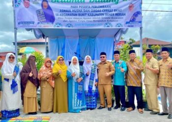 Ketua BKMT Bener Meriah Bersama  Panitia Pelaksana Perlombaan Asmaul Husna dan Cerdas Cermat dihalaman Kantor Camat Bukit Bener Meriah. Photo : Prokopim Bener Meriah