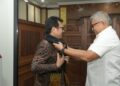 Sekda Aceh Bustami, saat menyambut kedatangan Wakil Menteri Komunikasi dan Informatika RI, Nezar Patria, di ruang VIP Bandara Internasional Sultan Iskandar Muda, Blang Bintang, Aceh Besar, Rabu (25/10/2023). Photo : Humas Prov. Aceh