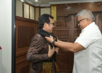 Sekda Aceh Bustami, saat menyambut kedatangan Wakil Menteri Komunikasi dan Informatika RI, Nezar Patria, di ruang VIP Bandara Internasional Sultan Iskandar Muda, Blang Bintang, Aceh Besar, Rabu (25/10/2023). Photo : Humas Prov. Aceh