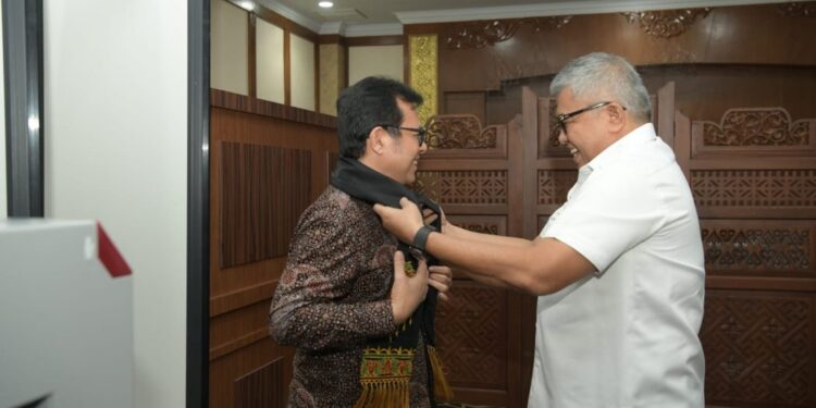 Sekda Aceh Bustami, saat menyambut kedatangan Wakil Menteri Komunikasi dan Informatika RI, Nezar Patria, di ruang VIP Bandara Internasional Sultan Iskandar Muda, Blang Bintang, Aceh Besar, Rabu (25/10/2023). Photo : Humas Prov. Aceh