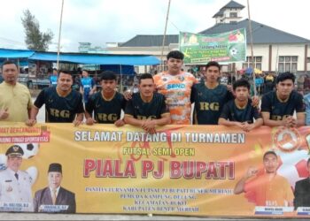 Team Putra RG bersama Manajer Sahru dan Pelatih Amir Munthe, Photo : Gemapers