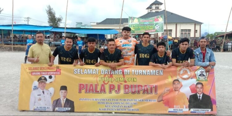 Team Putra RG bersama Manajer Sahru dan Pelatih Amir Munthe, Photo : Gemapers