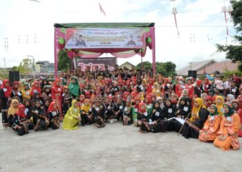 Pj. Bupati Bener Meriah Drs. Haili Yoga, M.Si bersama Penjaga Gawang Putra RG (Berasal dari Desa Reje Guru). Photo : Gemapers