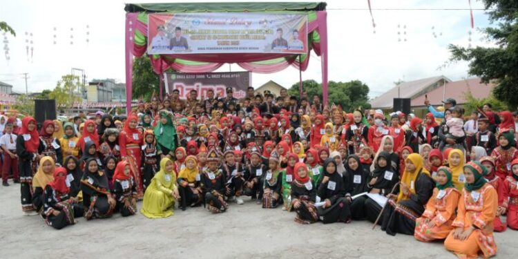 Pj. Bupati Bener Meriah Drs. Haili Yoga, M.Si bersama Penjaga Gawang Putra RG (Berasal dari Desa Reje Guru). Photo : Gemapers