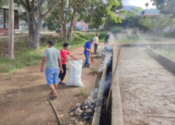 Pemuda Blang Kolak Satu Gotong Royong di Lapangan Musara Alun, Photo : Gemapers