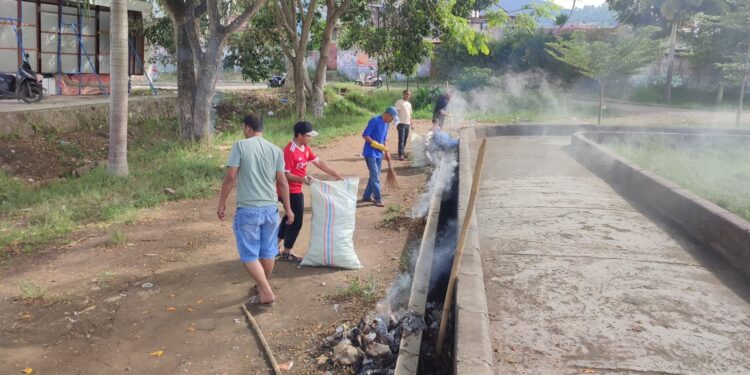 Pemuda Blang Kolak Satu Gotong Royong di Lapangan Musara Alun, Photo : Gemapers