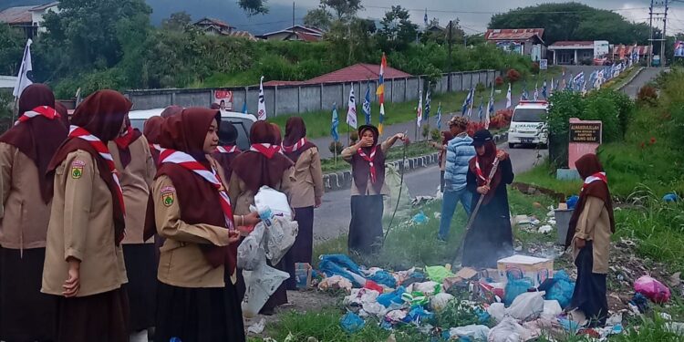 Gerakan Pramuka Gudep Pesantren Terpadu Semayoen Nusantara Membersihakan Sampah di Jalan Protokol Bener Meriah, Photo : Gemapers