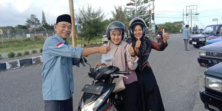 Anggota KITOGA saat membagi takjil pada pengguna jalan, Photo : Humas KITOGA