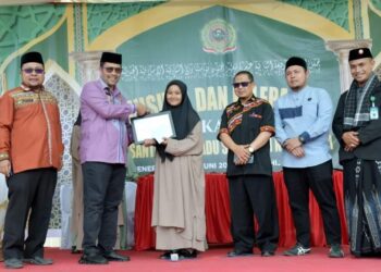 PJ Bupati Bener Meriah menyerahkan Piagam Penghargaan Penghafal Al-Qur'an, Photo : Prokopim Bener Meriah