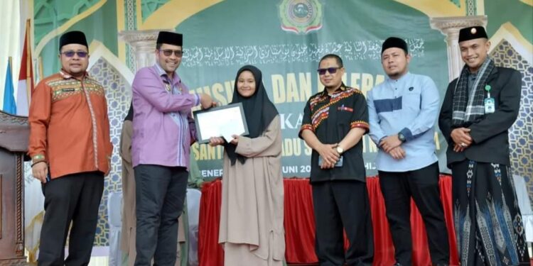 PJ Bupati Bener Meriah menyerahkan Piagam Penghargaan Penghafal Al-Qur'an, Photo : Prokopim Bener Meriah