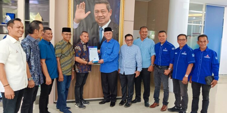 Penyerahan Surat Tugas DPP Partai Demokrat oleh Ketua DPD Demokrat Aceh Muslim, S.HI, M.M kepada Tagore AB Maju Pilkada Bener Meriah. photo : Gemapers