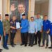 Penyerahan Surat Tugas DPP Partai Demokrat oleh Ketua DPD Demokrat Aceh Muslim, S.HI, M.M kepada Tagore AB Maju Pilkada Bener Meriah. photo : Gemapers