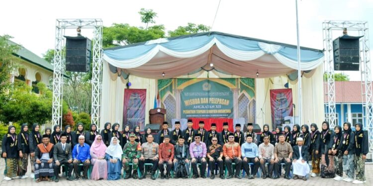 Wisudawan Bersama Pj Bupati Bener Meriah Beserta Pimpinan & Pengurus Pesantren, Photo : Gemapers