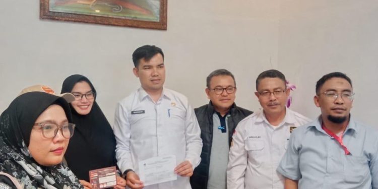 Ratusan ribu data kependudukan warga Kabupaten Bener Meriah telah berhasil terverifikasi secara aktual melalui tahapan Pencocokan dan Penelitian (Coklit) data pemilih.
Photo : gemapers