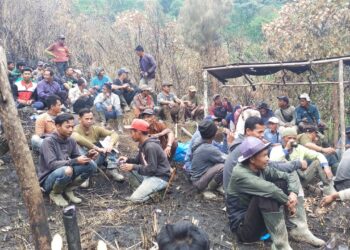 Pemuda Wonosari Gotong Royong untuk membuka jalan ke lokasi Air Terjun Tansaran Bidin, Photo : gemapers