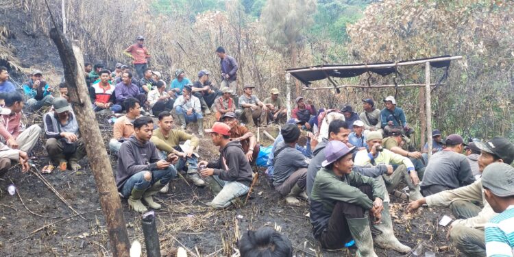 Pemuda Wonosari Gotong Royong untuk membuka jalan ke lokasi Air Terjun Tansaran Bidin, Photo : gemapers