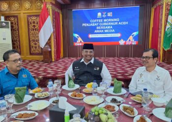 Ketua PWI Aceh, Nasir Nurdin (kiri) berbincang dengan Pj Gubernur Aceh Safrizal ZA dan Plh Sekda Aceh Azwardi pada coffee morning di Restoran Pendopo Gubernur Aceh, Kamis, 5 September 2024.

Photo : Abdul Hadi/PWI Aceh