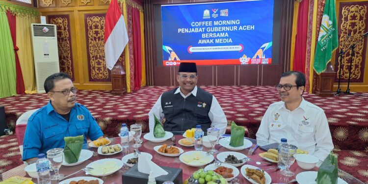 Ketua PWI Aceh, Nasir Nurdin (kiri) berbincang dengan Pj Gubernur Aceh Safrizal ZA dan Plh Sekda Aceh Azwardi pada coffee morning di Restoran Pendopo Gubernur Aceh, Kamis, 5 September 2024.

Photo : Abdul Hadi/PWI Aceh