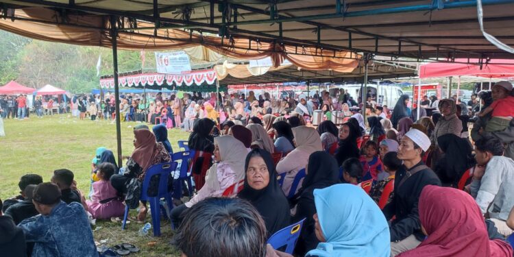 Antusias ribuan masyarakat sambut kedatangan pasangan TAGAR, Photo : gemapers