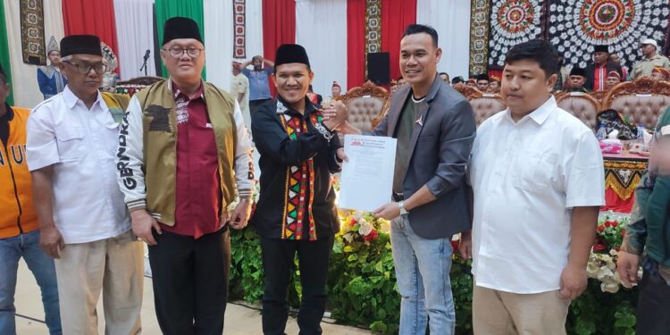 Dek Fadh, Calon Wakil Gubernur Aceh bersama Paslon Tagore-Armia, Safri Gumara, DPRK Bener Meriah, dan dr. Jawahir Ketua Tim Pemenagan TagAr. Photo : gemapers