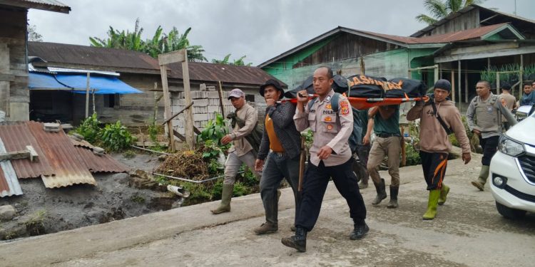 Proses Evakuasi Korban Hanyut di Weh Reseh, Desa Rikit Musara, Kec. Permata, Bener Meriah. Foto:Humas Polres Bener Meriah