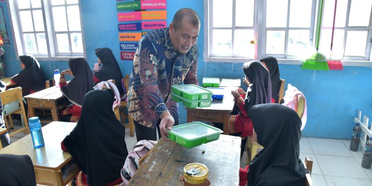 Plt. Sekda Bener Meriah, Lounching Makan Bergizi Gratis (MBG) Perdana di Bener Meriah, Foto : Ist