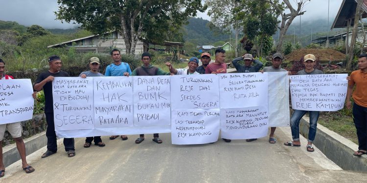 Aksi Masyarakat di depan kantor Desa Rata Ara, Kec. Pintu Rime Gayo Bener Meriah, (11/03/2025), Foto : Gemapers