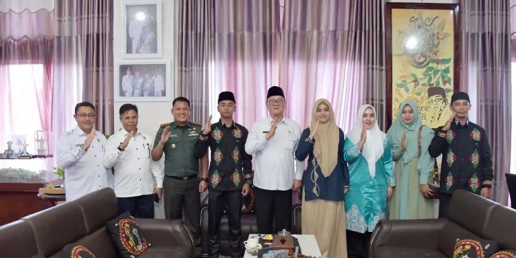 Bupati Tagore Abubakar Melepas 2 Putra dan Putri Terbaik Bener Meriah Ikuti Seleksi Paskibraka Tingkat Provinsi Aceh, Rabu (30/4/2025). Foto : Prokopim Bener Meriah