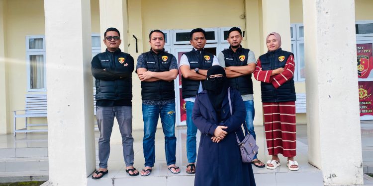Satreskrim Polres Bener Meriah  mengamankan seorang perempuan  diduga terlibat dalam kasus penipuan dan penggelapan biaya perjalanan umrah, Minggu, (11/5/2025). Foto: Humas Polres Bener Meriah