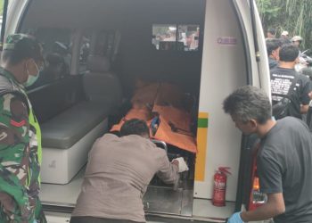 Proses Evakuasi Jasad  Seorang Petani yang Meninggal di Rumah Kebun, di Kampung Simpang Teritit, Kecamatan Wih Pesam, Kabupaten Bener Meriah, pada Sabtu (24/5/2025) sore. Foto : Humas Polres Benr Meriah