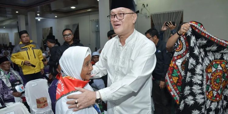Bupati Bener Meriah Ir.H.Tagore Abubakar Melepas Keberangkatan Jamaah Calon Haji, di Pendopo Bupati Bener Meriah, Minggu (18/05/2025). Foto : Prokopim Bener Meriah