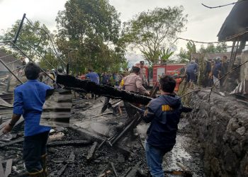 peristiwa kebakaran hebat melanda dua unit rumah di Kampung Blang Ara, Kecamatan Bukit, Kabupaten Bener Meriah. Kamis (15/5/2025)   Foto : Humas Polres Bener Meriah
