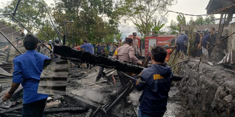 peristiwa kebakaran hebat melanda dua unit rumah di Kampung Blang Ara, Kecamatan Bukit, Kabupaten Bener Meriah. Kamis (15/5/2025)   Foto : Humas Polres Bener Meriah