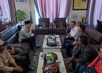 Bupati Bener Meriah, Ir. Tagore Abubakar berdiskusi dengan Ketua PWI Aceh, Nasir Nurdin didampingi Ketua PWI Bener Meriah, Mashuri di ruang kerjanya, di Simpang Tiga Redelong, ibu kota Kabupaten Bener Meriah, Minggu, 18 Mei 2025. (Dok PWI Bener Meriah)