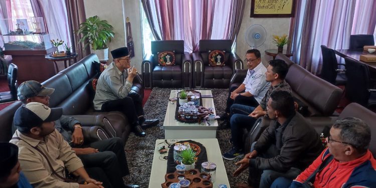 Bupati Bener Meriah, Ir. Tagore Abubakar berdiskusi dengan Ketua PWI Aceh, Nasir Nurdin didampingi Ketua PWI Bener Meriah, Mashuri di ruang kerjanya, di Simpang Tiga Redelong, ibu kota Kabupaten Bener Meriah, Minggu, 18 Mei 2025. (Dok PWI Bener Meriah)