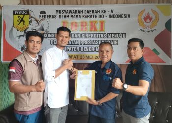 Ketua Forki Bener Meriah Mashuri menyerahkan berkas pelaksanaan musda kepada Ketua Harian KONI Bener Meriah Hidayat Purba usai pelaksanaan  Musyawarah Kabupaten (Muscab) ke V Federasi Olahraga Karate-Do Indonesia (FORKI) Bener Meriah di Café Retro Jumat (23/5). Foto : Ist