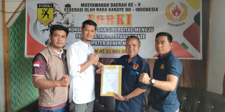 Ketua Forki Bener Meriah Mashuri menyerahkan berkas pelaksanaan musda kepada Ketua Harian KONI Bener Meriah Hidayat Purba usai pelaksanaan  Musyawarah Kabupaten (Muscab) ke V Federasi Olahraga Karate-Do Indonesia (FORKI) Bener Meriah di Café Retro Jumat (23/5). Foto : Ist