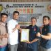Ketua Forki Bener Meriah Mashuri menyerahkan berkas pelaksanaan musda kepada Ketua Harian KONI Bener Meriah Hidayat Purba usai pelaksanaan  Musyawarah Kabupaten (Muscab) ke V Federasi Olahraga Karate-Do Indonesia (FORKI) Bener Meriah di Café Retro Jumat (23/5). Foto : Ist