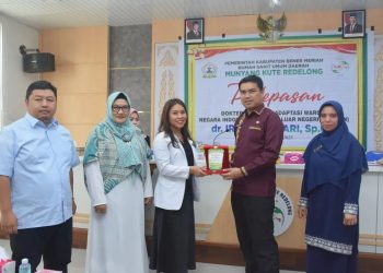 Pelepasan Dokter Spesialis Adaptasi WNI LLN dr. Irene Evasari, Sp.OG oleh Bupati yang diwakili Asisten 1 Khairmansyah, Kamis, (12/6/2025) di Aula RSUD Muyang Kute Bener Mener Meriah, Foto : Ist