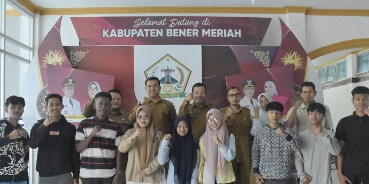 Asisten 1 Setdakab Khairmansyah mewakili Bupati Bener Meriah Melepas Mahasiswa Beasiswa Aceh Carong. Selasa (24/6/2025). Foto : Prokopim Bener Meriah