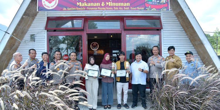 Kegiatan penetapan pemenang lomba video kreatif di Cafe Ayukuramen Desa Bale Atu,  Senin (23/06/2025). Foto : Ist