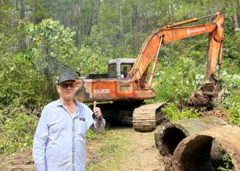 Tagore Abu Bakar kembali melakukan perbaikan jalan dan jembatan menuju makam Reje, yang terletak di kampung Serule kecamatan Bintang Kabupaten Aceh Tengah, senin, (23/06/2025). Foto : Ist