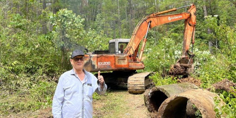 Tagore Abu Bakar kembali melakukan perbaikan jalan dan jembatan menuju makam Reje, yang terletak di kampung Serule kecamatan Bintang Kabupaten Aceh Tengah, senin, (23/06/2025). Foto : Ist
