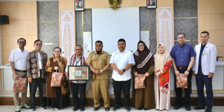 Bupati Menyerahkan Bingkisan Kepada Direktur Rumah Sakit Grandmade Lubuk Pakam. Senin (30/62025). Foto : Ist